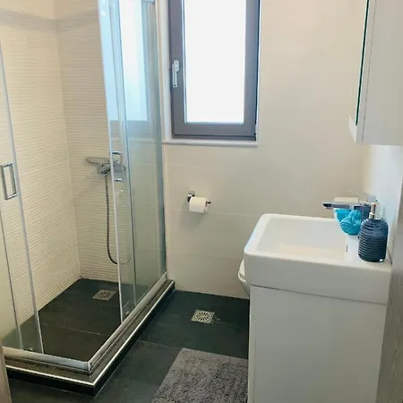 Zonapartments A Sea View-city Center Daire Hanya