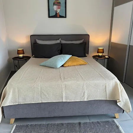 Zonapartments A Sea View-city Center Apartment