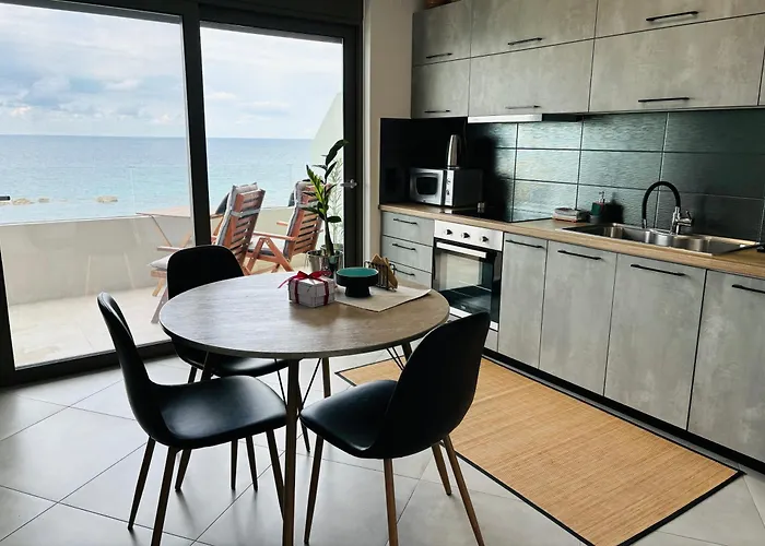 Zonapartments A Sea View-city Center Apartment